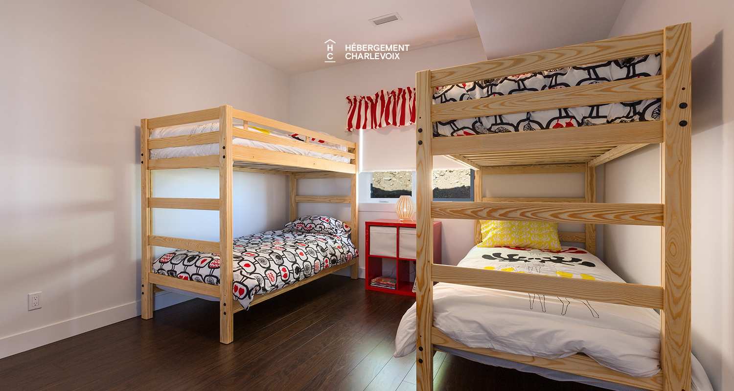 AQU-1 - Exceptional 180-degree view of the St. Lawrence River, from Isle aux Coudres to the Massif de Charlevoix