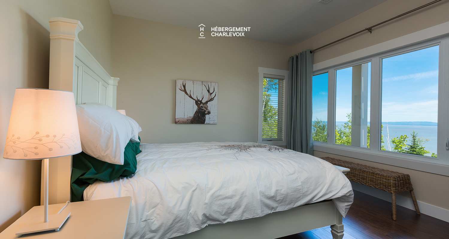 AQU-1 - Exceptional 180-degree view of the St. Lawrence River, from Isle aux Coudres to the Massif de Charlevoix