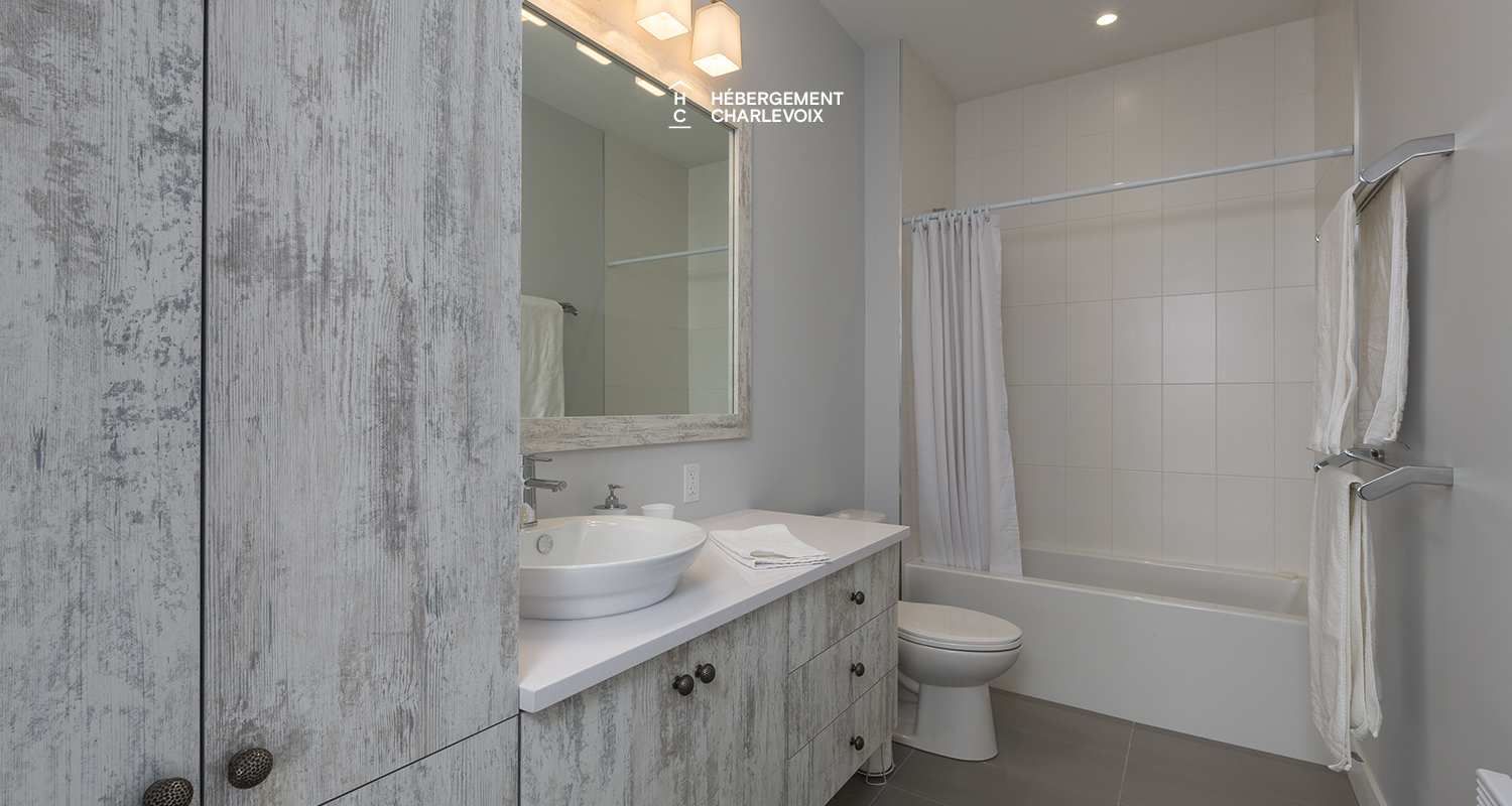 AQU-1 - Exceptional 180-degree view of the St. Lawrence River, from Isle aux Coudres to the Massif de Charlevoix