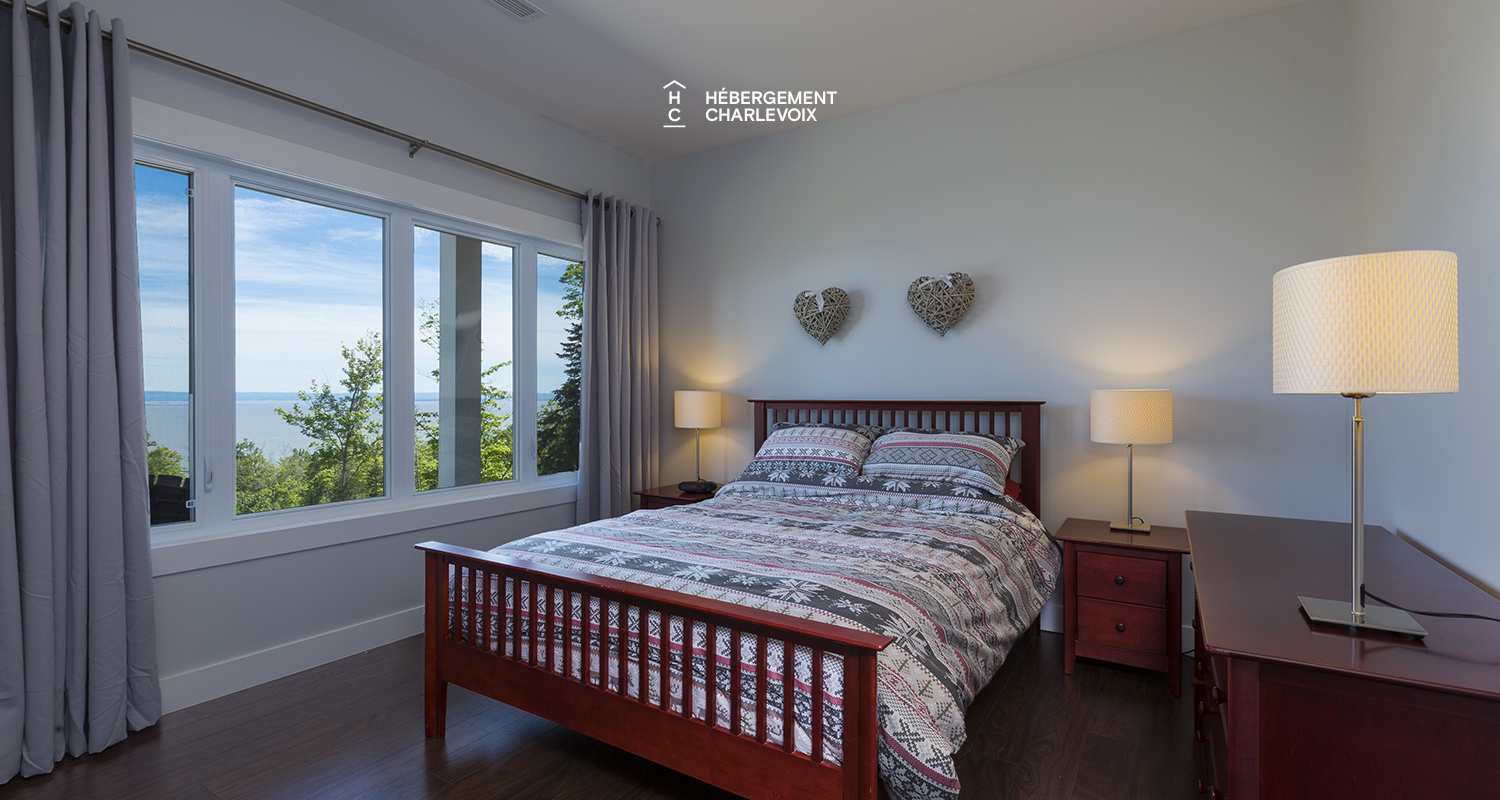 AQU-1 - Exceptional 180-degree view of the St. Lawrence River, from Isle aux Coudres to the Massif de Charlevoix