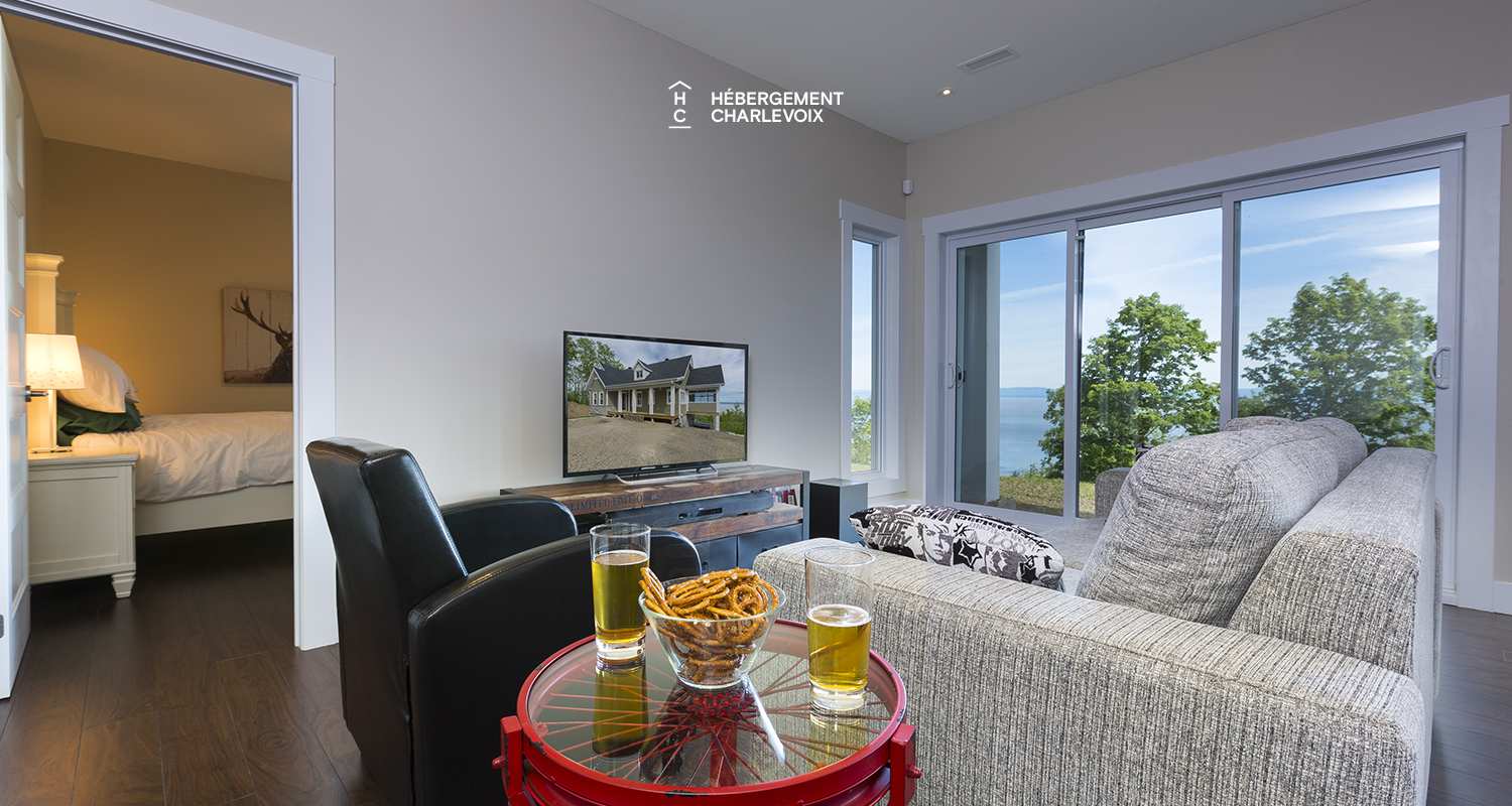 AQU-1 - Exceptional 180-degree view of the St. Lawrence River, from Isle aux Coudres to the Massif de Charlevoix