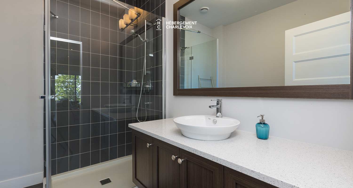 AQU-1 - Exceptional 180-degree view of the St. Lawrence River, from Isle aux Coudres to the Massif de Charlevoix