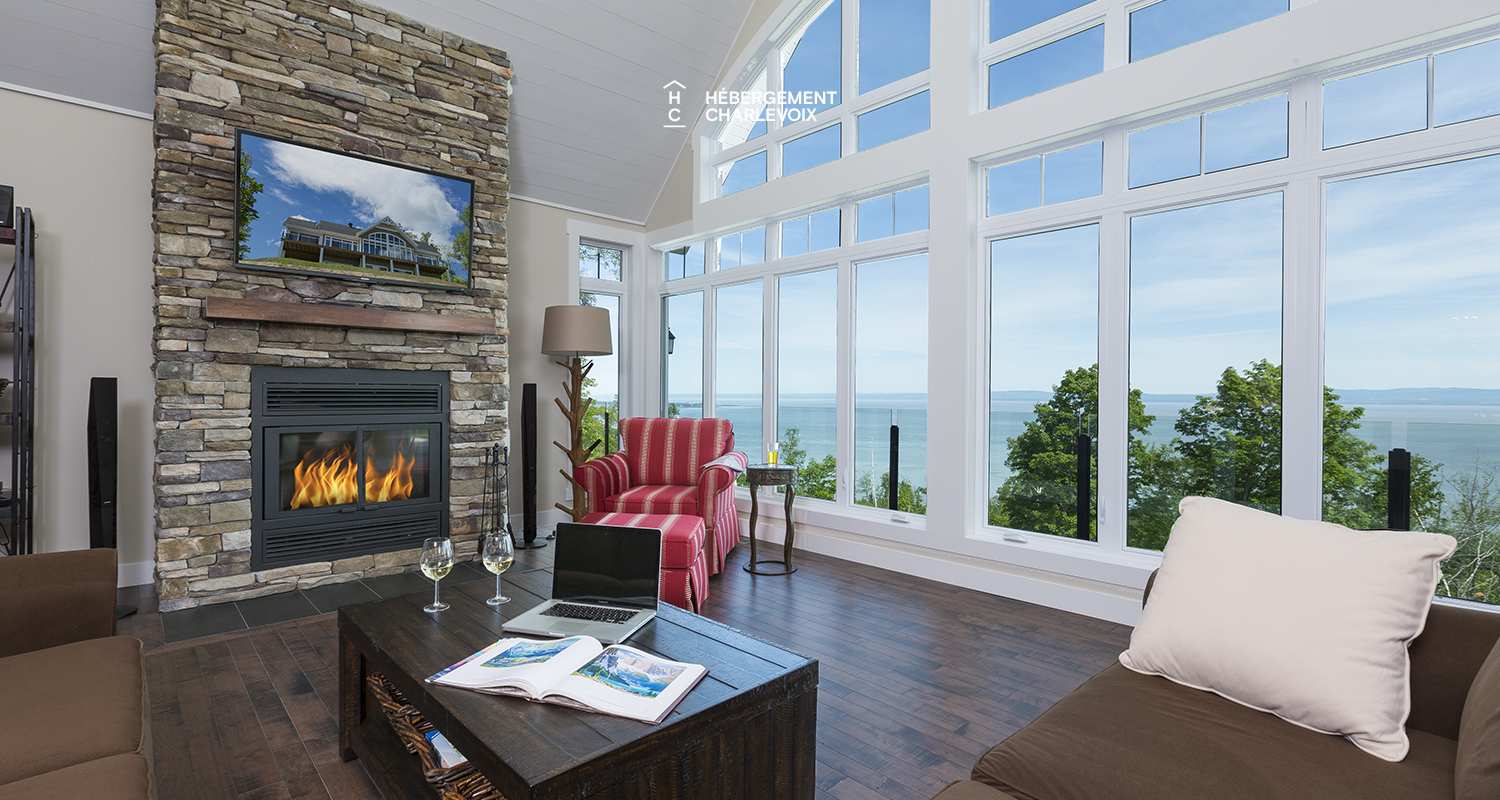 AQU-1 - Exceptional 180-degree view of the St. Lawrence River, from Isle aux Coudres to the Massif de Charlevoix