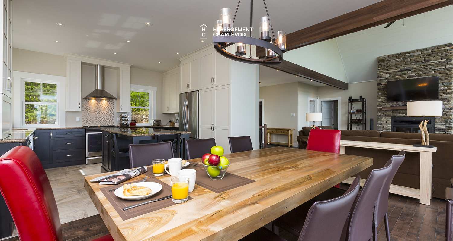 AQU-1 - Exceptional 180-degree view of the St. Lawrence River, from Isle aux Coudres to the Massif de Charlevoix