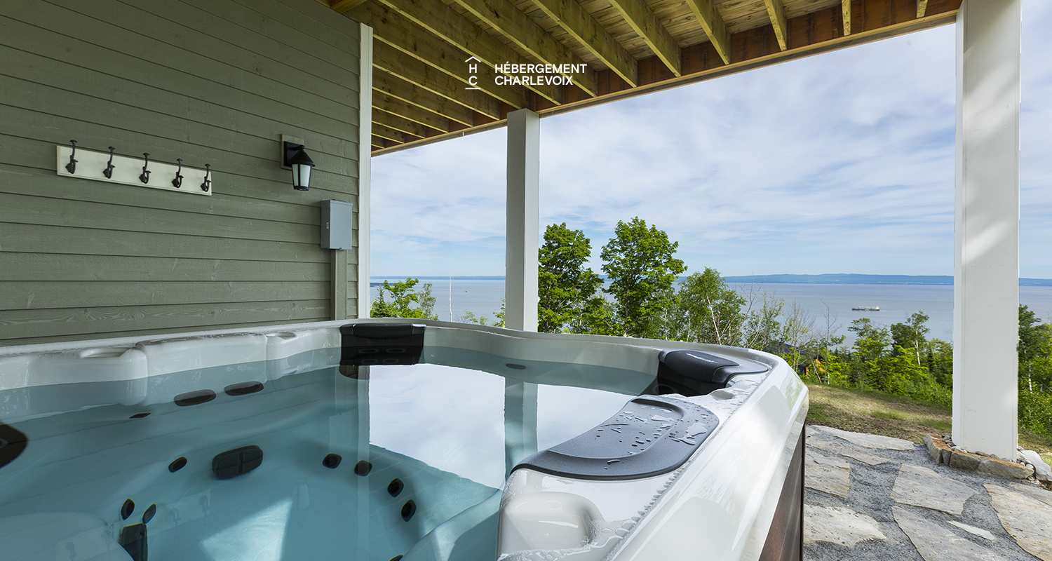 AQU-1 - Exceptional 180-degree view of the St. Lawrence River, from Isle aux Coudres to the Massif de Charlevoix