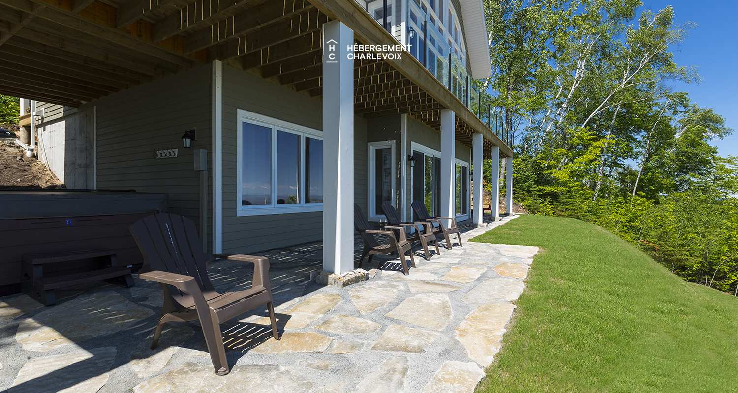 AQU-1 - Exceptional 180-degree view of the St. Lawrence River, from Isle aux Coudres to the Massif de Charlevoix