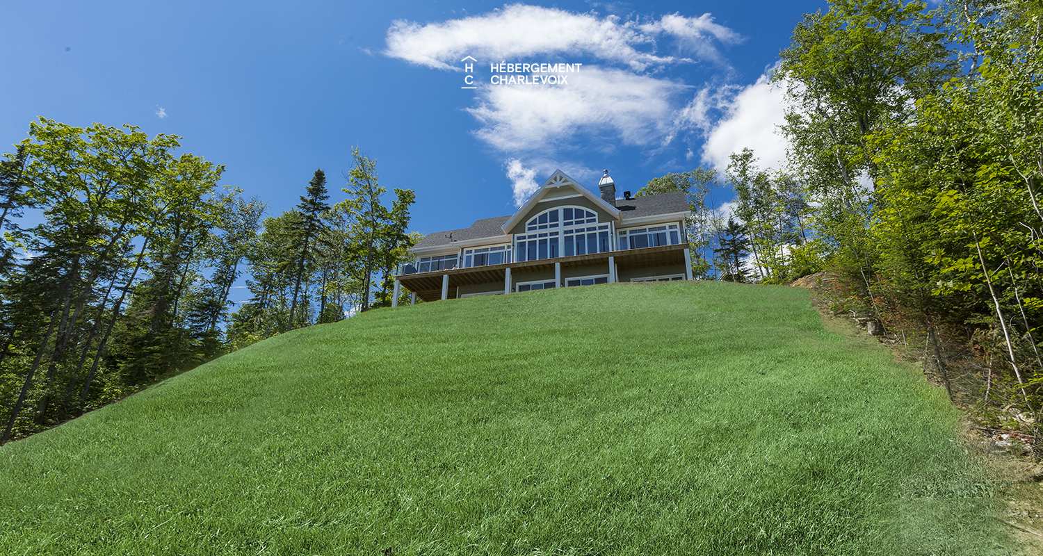 AQU-1 - Exceptional 180-degree view of the St. Lawrence River, from Isle aux Coudres to the Massif de Charlevoix