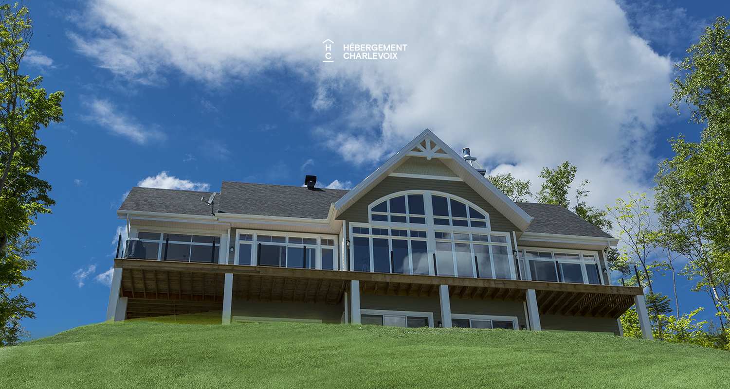 AQU-1 - Exceptional 180-degree view of the St. Lawrence River, from Isle aux Coudres to the Massif de Charlevoix