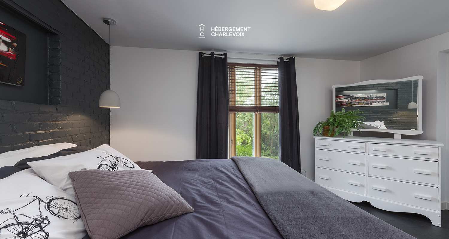 LOGE-30 - Espace sur pilotis offrant vue sur une rivière