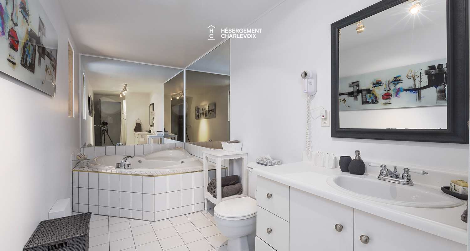 LOGE-30 - Espace sur pilotis offrant vue sur une rivière