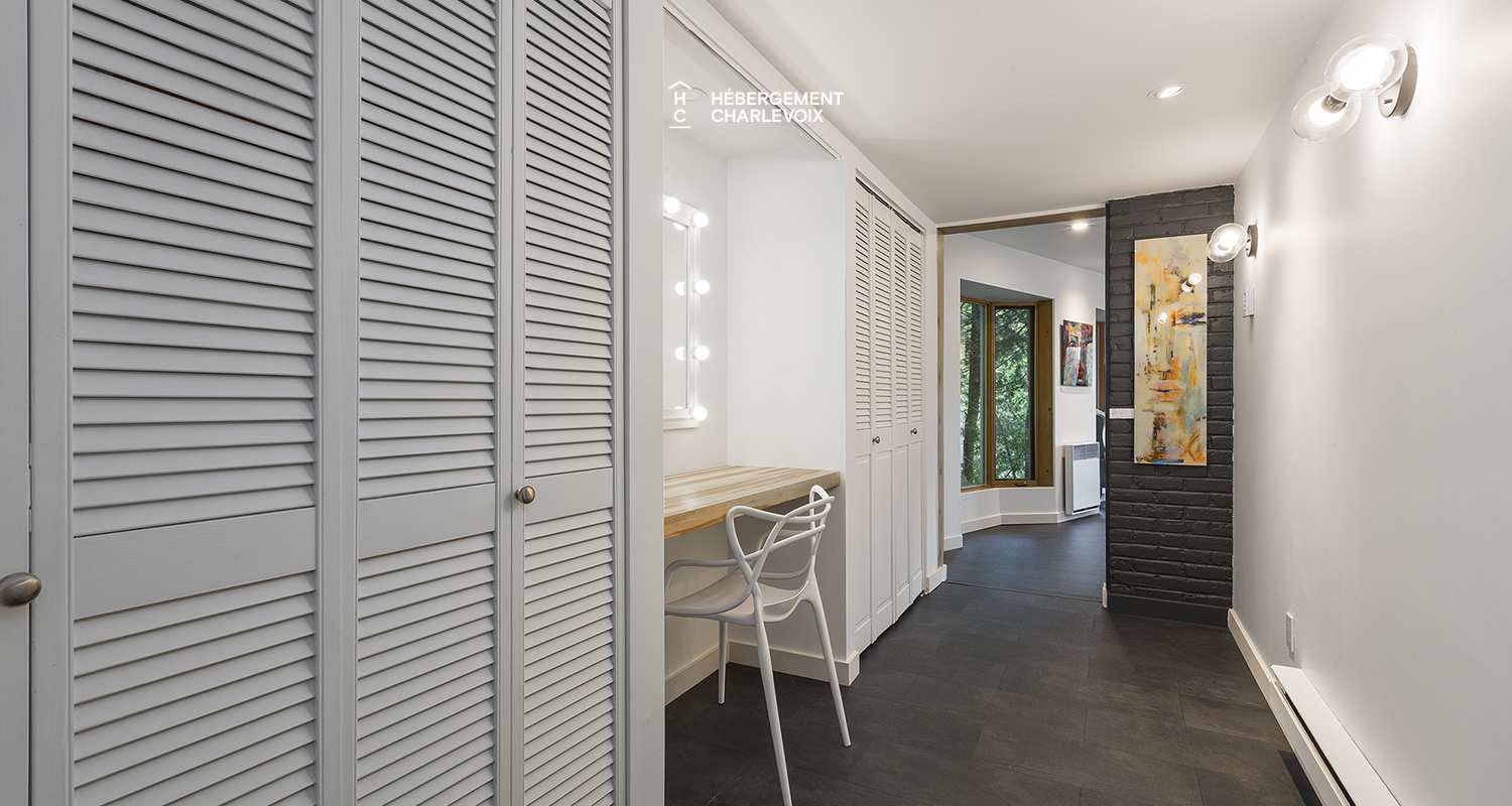 LOGE-30 - Espace sur pilotis offrant vue sur une rivière