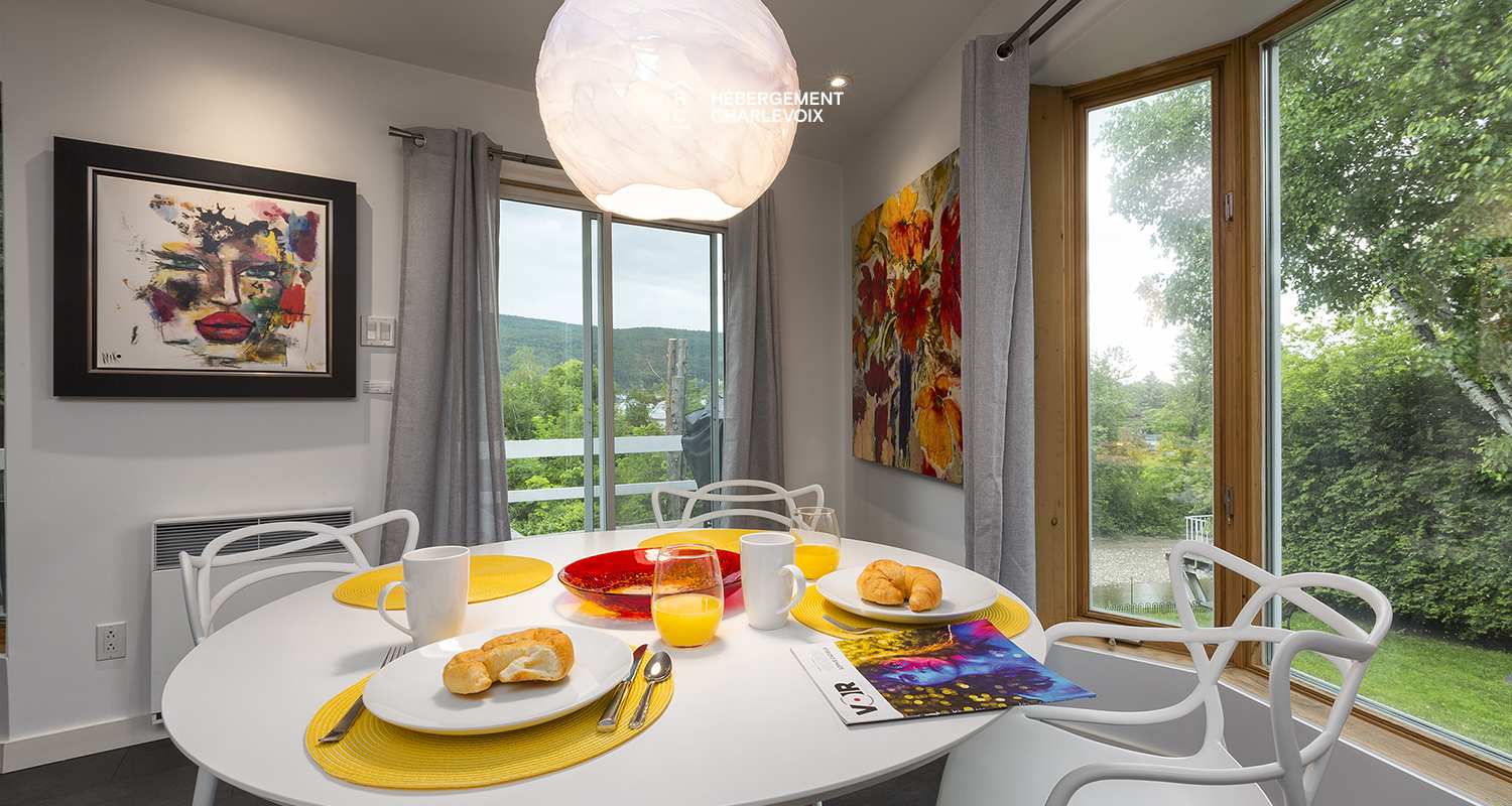 LOGE-30 - Espace sur pilotis offrant vue sur une rivière