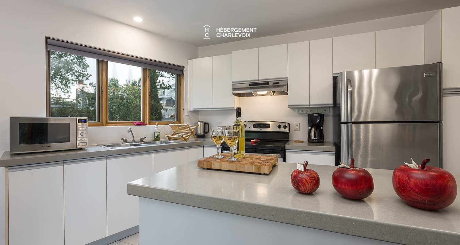 LOGE-30 - Espace sur pilotis offrant vue sur une rivière