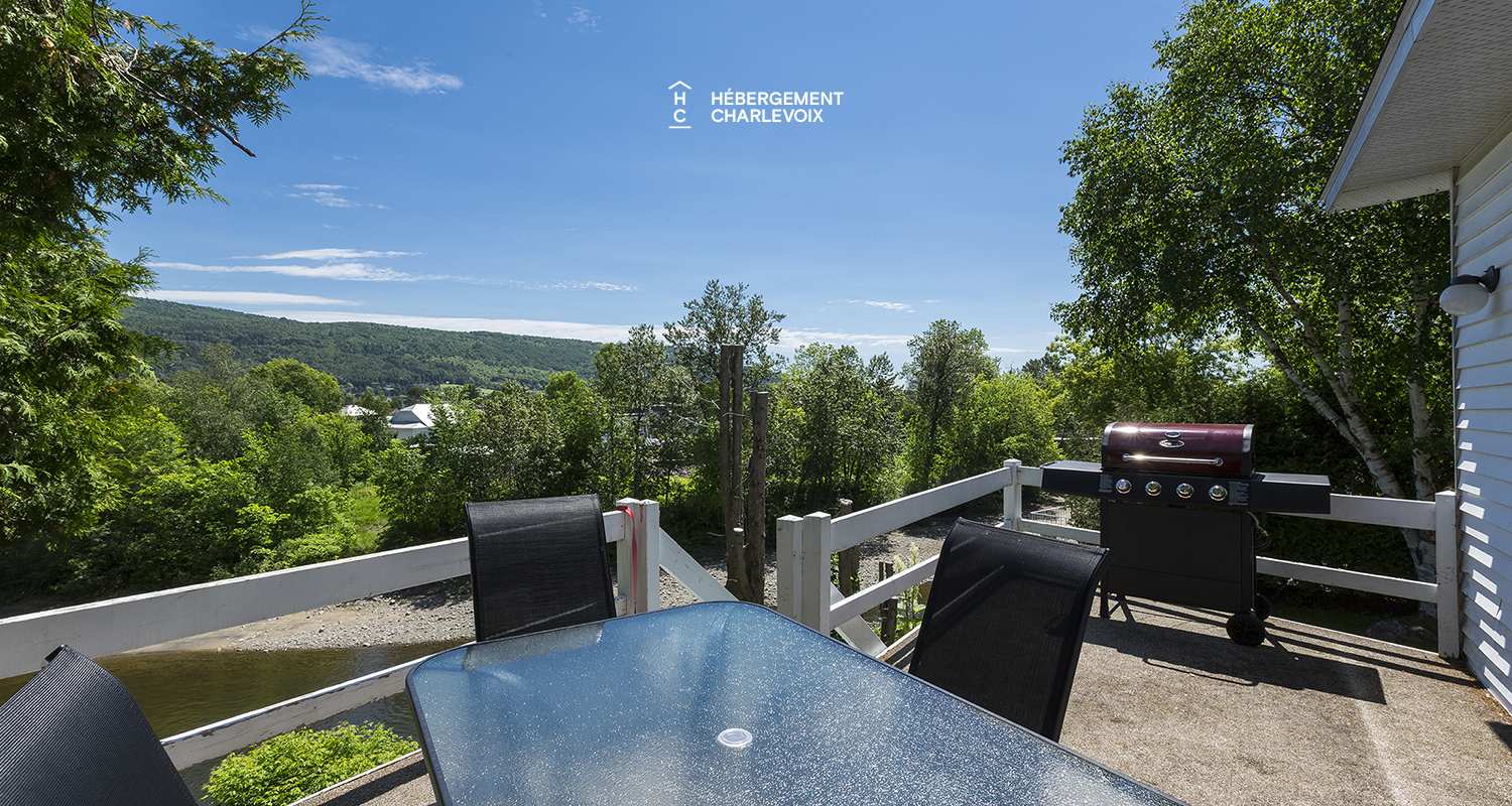 LOGE-30 - Espace sur pilotis offrant vue sur une rivière