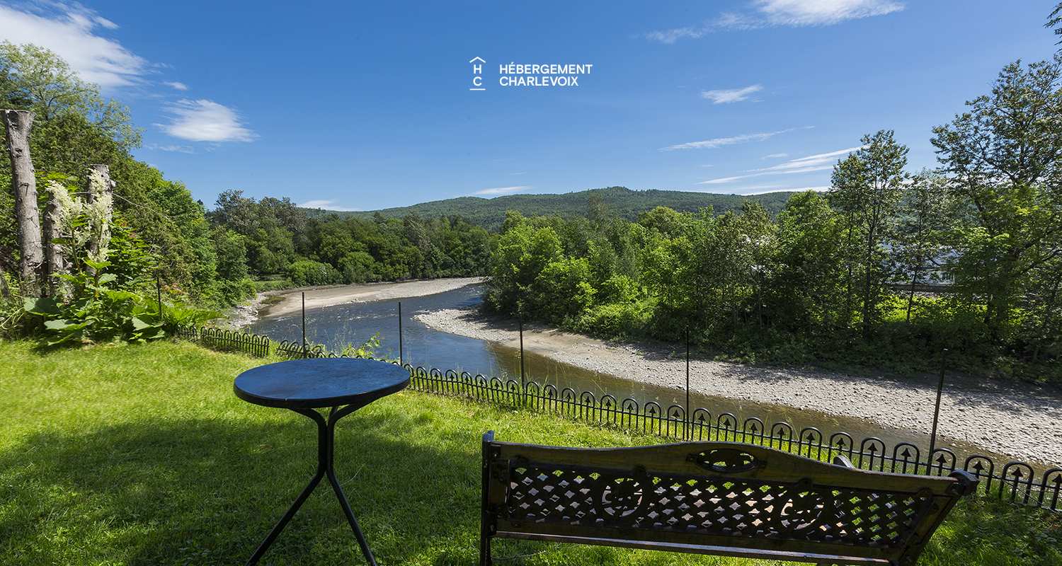 LOGE-30 - Espace sur pilotis offrant vue sur une rivière