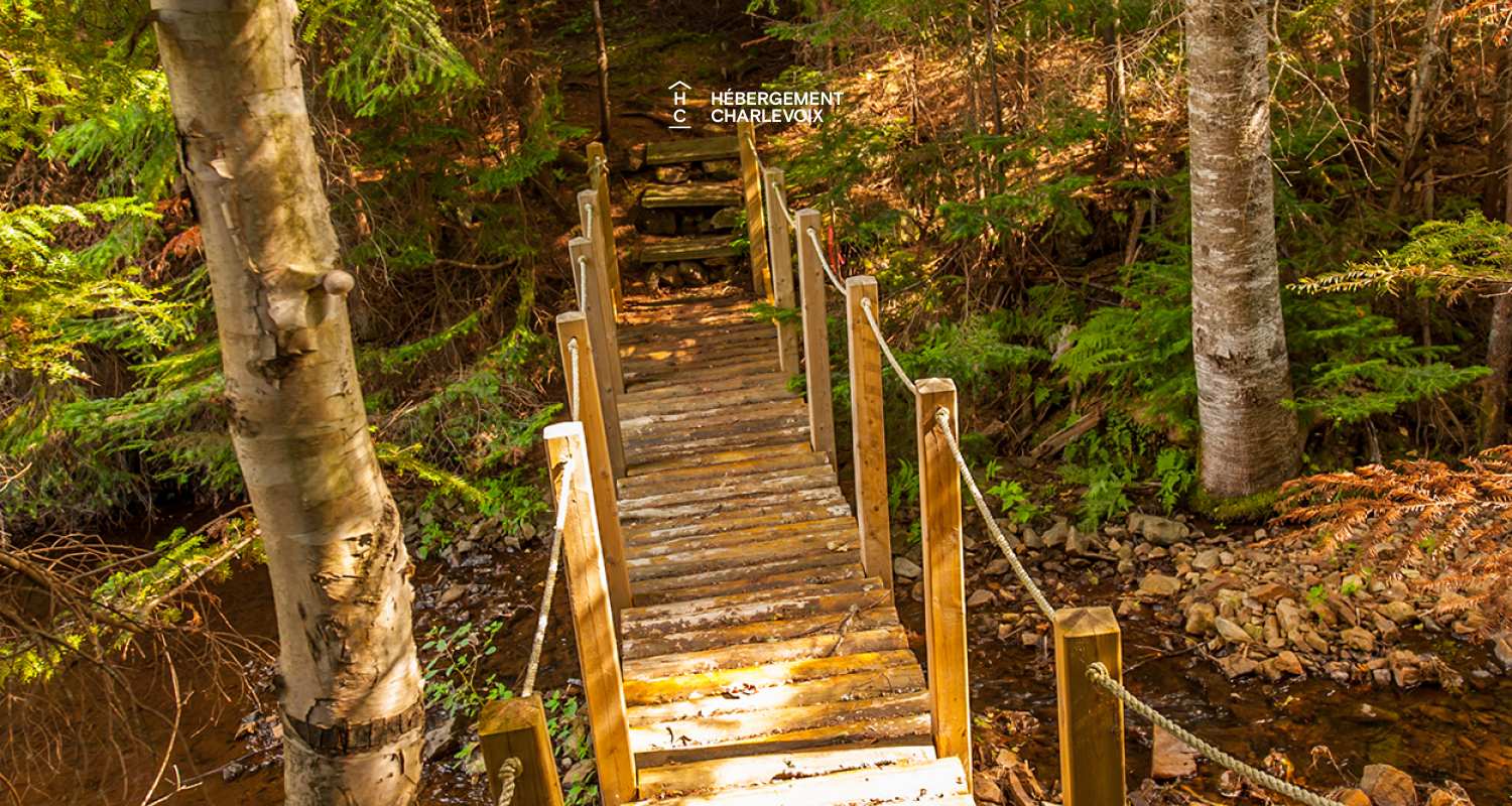 NIF-256 - Cottage on the edge of a lake with trail, waterfall and pond