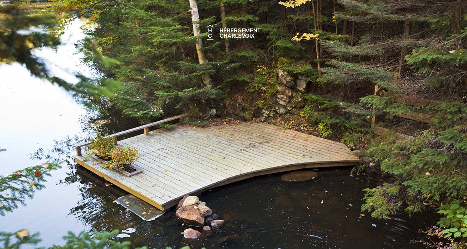 NIF-256 - Cottage on the edge of a lake with trail, waterfall and pond